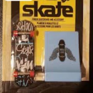Finger Skateboard Set - Black and Blue